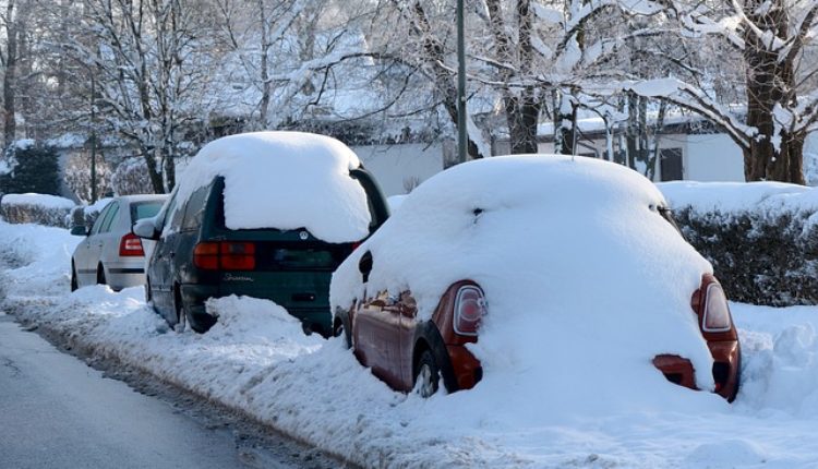 Šta ako se auto zaglavi u snegu? Ovo NIKAKO ne radite