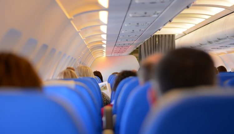 Da li ste se ikada zapitali zašto su sedišta u avionu plave boje?