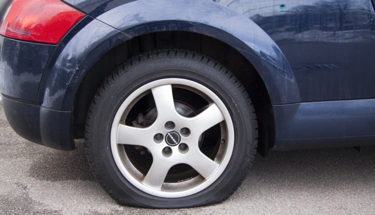 Vandalizam: Maloletnik za jednu noć probušio gume na 53 automobila