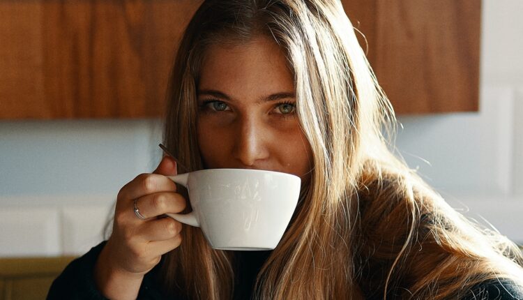 Ko ovako pije kafu – živi duže, pa vi sledećeg puta dva puta razmislite…