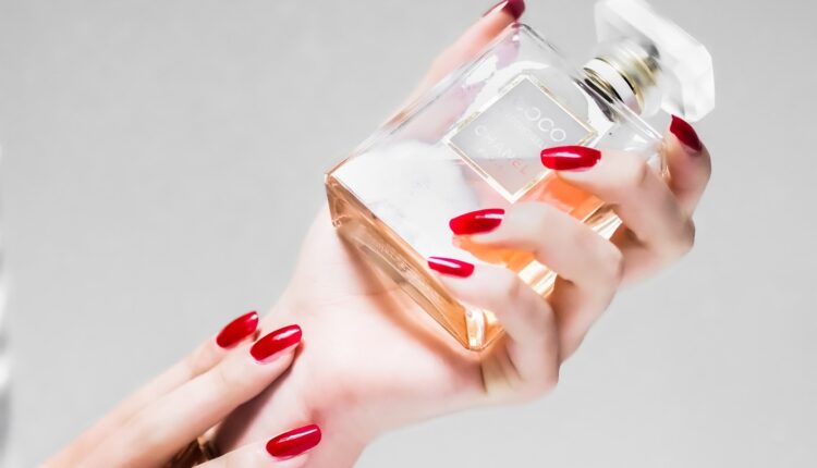 Dugo će opojno mirisati: Neverovatan trik da vaš parfem duže traje