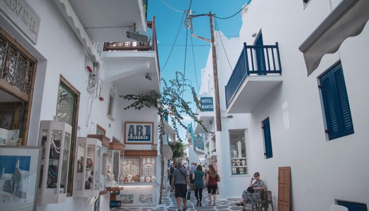 Srpski turisti svake godine prave velike probleme u Grčkoj: Ugostitelji nemaju rešenje
