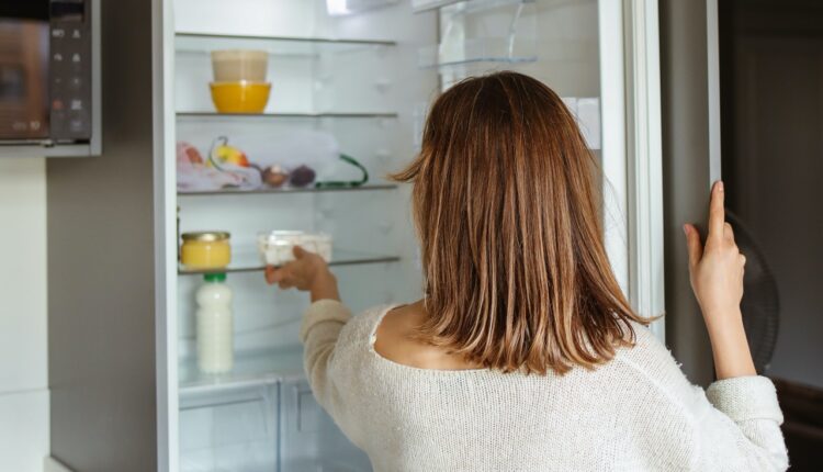 Ove 4 vrste hrane nikako ne biste smeli da čuvate na gornjoj polici frižidera