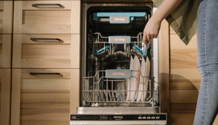 Iznenadićete se šta sve možete prati u mašini za sudove: Na spisku je i jedna hrana