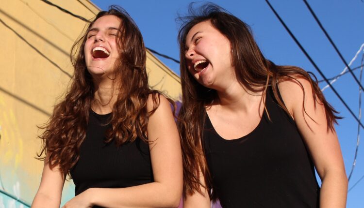 Psiholozi otkrili: Jedan prasne, ostali popadaju od smeha, evo zašto je smeh zarazan