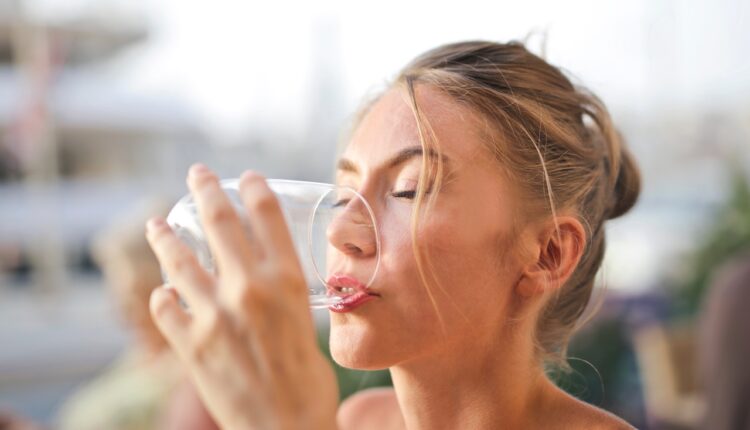 Uz ove trikove bez po muke možete da popijete tih 8 čaša vode dnevno