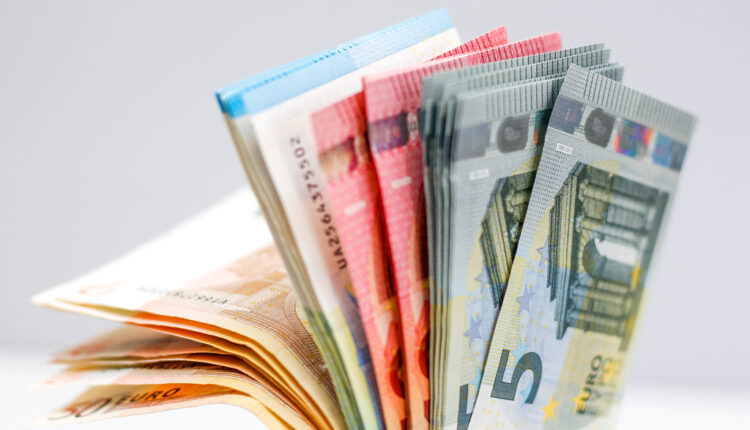 Država isplaćuje još po 100 evra: Evo kako da se prijavite