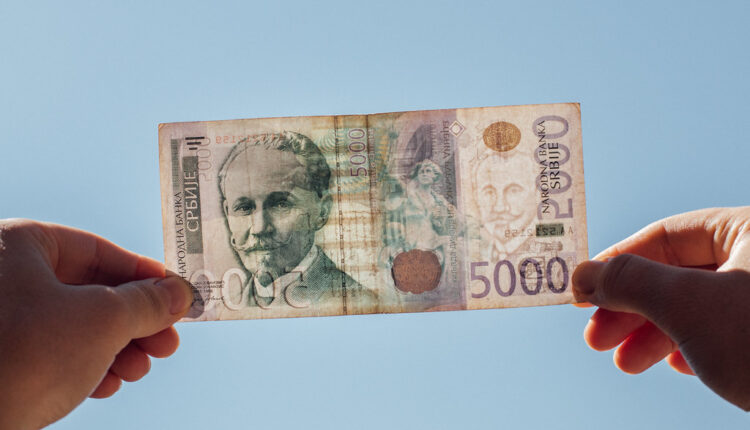 Ko u Srbiji ima najviše plate: Neko zarađuje 160.000, neko ni 40.000