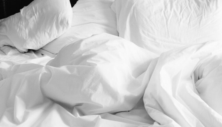 Izbelite požutele jastuke: Nakon samo jednog pranja biće kao tek kupljeni