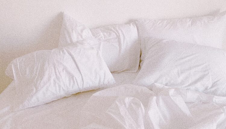 Požuteli jastuci biće opet magično beli: 4 sastojka su spas, a nije soda bikarbona
