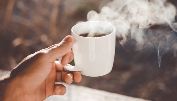 Stručnjaci razjasnili: Mogu li kafa i čaj da zamene vodu tokom dana