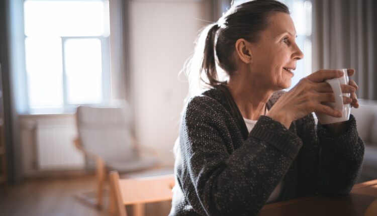 Svaka žena u menopauzi ovo treba da koristi: Sprečava depresiju, znojenje i bol