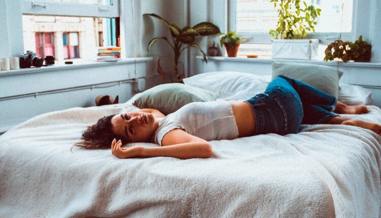 Šta se dešava s telom ako spavate s jastukom među nogama