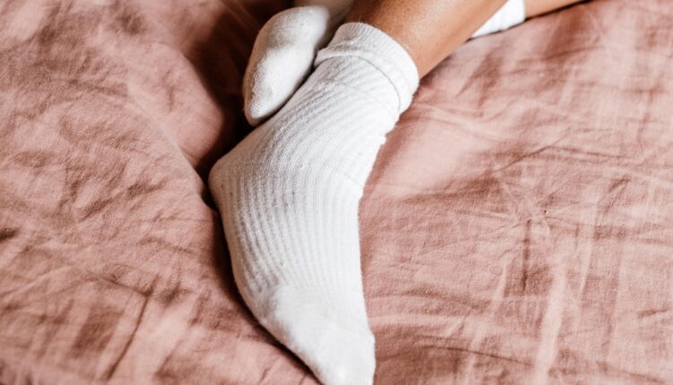 Stavila beli luk u čarape pred spavanje, kad čujete zašto i vi ćete uraditi odmah isto