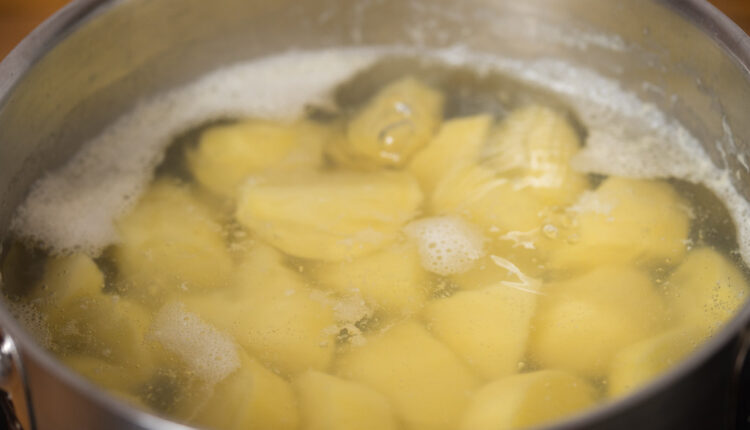 Moćan trik da se krompir brže skuva: Pre nego što ga stavite u šerpu, uradite ovo