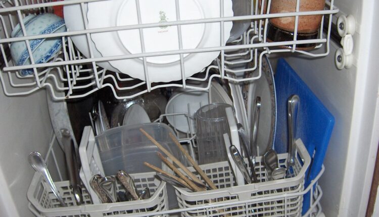 3 strašne greške pravimo kad peremo sudove u mašini, posuđe bude prljavo